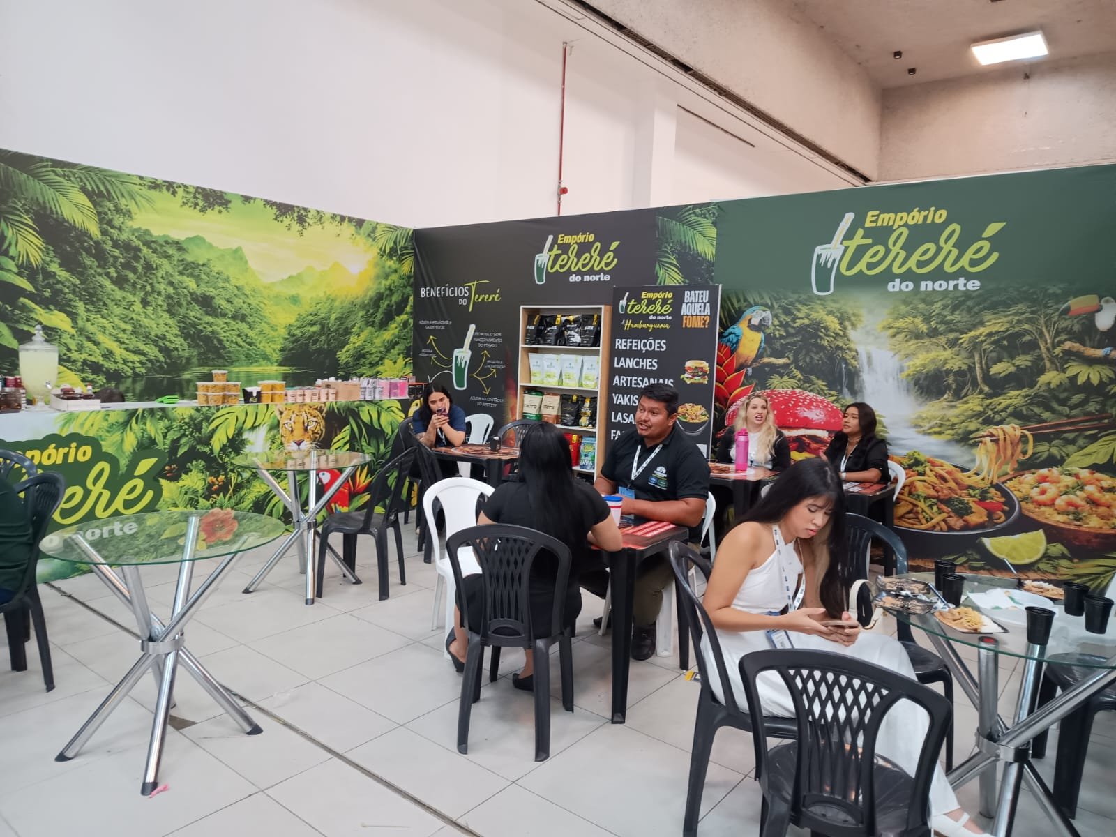 Primeiro ponto físico simples com mesas na calçada